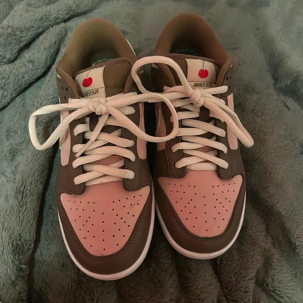 Nike Women’s SB Dunk Low - Picture 2 of 6